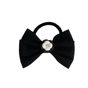 Eleganter schwarzer Haargummi mit Stoffschleife, weißer Kamelie und zentralem Strass