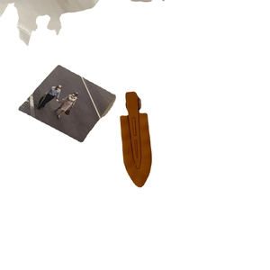 Morandi caramel wave hair clip with matte finish for side styling and makeup