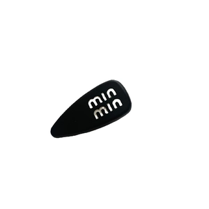 Fermaglio per capelli nero a goccia con scritte artistiche miu miu in stile moderno