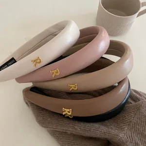Serre-tête Rembourré en Cuir PU Mode pour Femmes Bandeau en Éponge Épaisse Avec Décor de Lettre en Métal Doré Rétro
