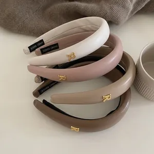 Serre-tête rembourré en cuir PU aux tons café au lait avec breloque lettre R dorée