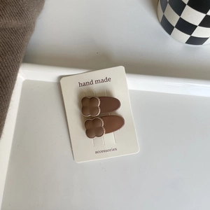 Minimalist brown matte hair clips set with floral clover design on card backing