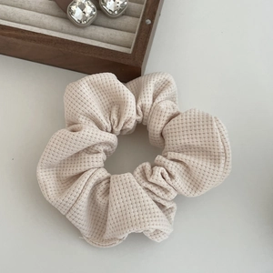 Chouchou élégant beige à texture gaufrée pour décoration de coiffure féminine