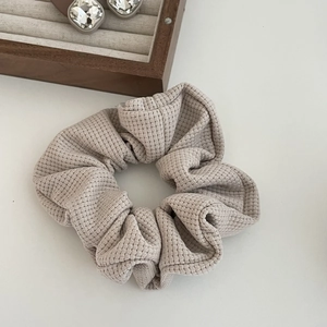 Chouchou élégant beige avoine à texture gaufrée pour accessoires cheveux femme