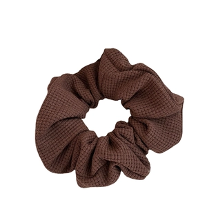 Chouchou en coton et lin marron foncé à carreaux avec texture tricotée douce