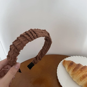 Κομψή στέκα με πιέτες σε χρώμα milk tea και πλεκτή υφή για μίνιμαλ γαλλικό στυλ μαλλιών