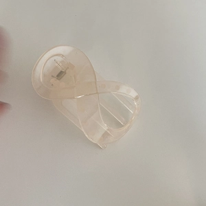 Pince à cheveux champagne translucide en forme de 8 avec design infini élégant