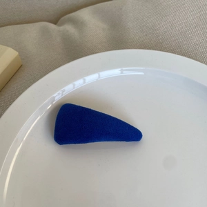 Dark blue velvet flocking triangle hair clip on white ceramic plate for women