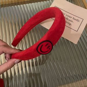 Roter gepolsterter Samt-Haarreif mit süßem Smiley-Aufnäher und dickem Schwamm-Design