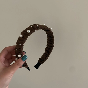 Cerchietto in velluto plissettato marrone con eleganti perle bianche per l'acconciatura