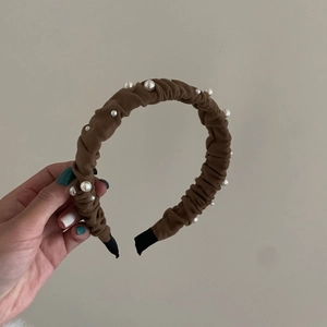 Elegante cerchietto in velluto marrone plissettato per donna con perle bianche decorative