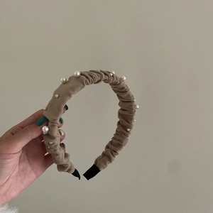 Cerchietto elegante in velluto plissettato beige con perle finte per capelli