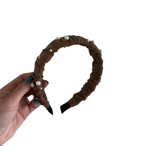 Cerchietto in velluto plissettato marrone con eleganti perle bianche per capelli
