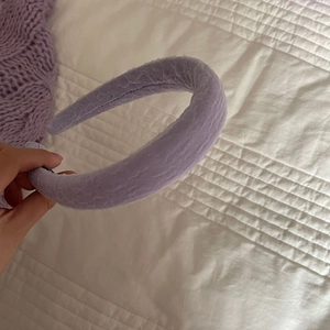 Serre-tête violet plissé en éponge pour femmes avec tissu texturé et style rétro chic