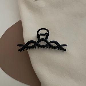 Eleganter mattschwarzer Haarclip aus Metall mit gedrehtem geometrischem Design für Damen