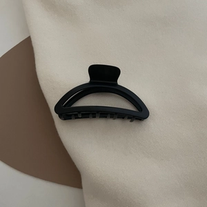 Mattschwarze geometrische Haarspange aus Metall mit minimalistischem Bogendesign