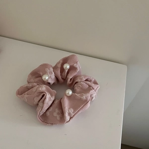 Coletero elegante jacquard rosa con flores y perlas para peinados femeninos