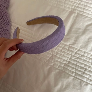 Vue détaillée du serre-tête violet avec texture froissée et doublure antidérapante