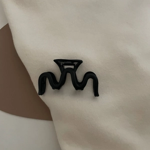 Minimalistische schwarze gewellte Haarklammer mit geometrischem Kurvendesign für Damen