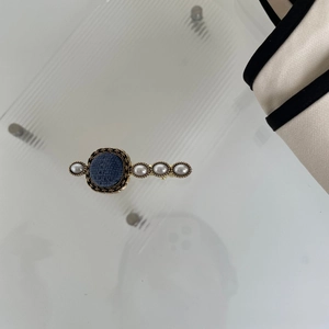 Fermaglio vintage dorato con cerchio in tessuto blu e perle bianche per capelli
