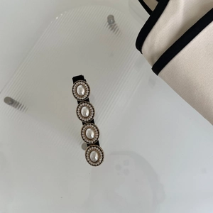 Fermaglio per capelli stile francese con perle bianche e strass su base oro