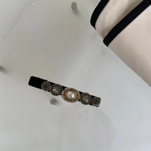 Dettaglio di fermaglio per capelli vintage in velluto con perle e cristalli