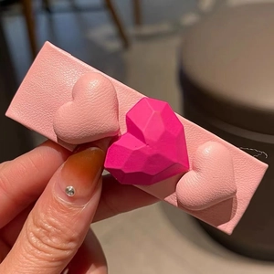 Pince à cheveux cœurs roses avec gemme géométrique centrale et base en cuir