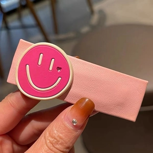 Barrette à cheveux rose avec motif smiley aux yeux de cœur et base en similicuir