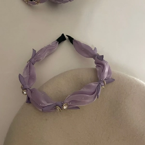 Serre-tête élégant en tissu violet orné de perles, de strass et d'un nœud pour femme