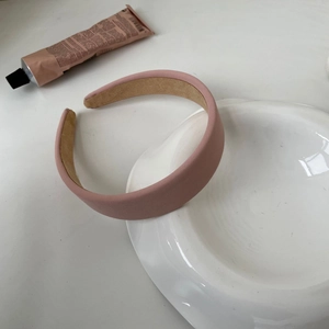 Serre-tête large rose en tissu à carreaux sur une assiette en céramique pour femme
