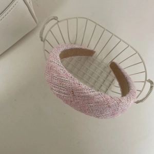Serre-tête élégant en tweed rose poudré avec rayures à carreaux et doublure en daim