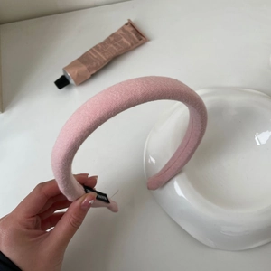 Serre-tête rembourré en tricot rose fait main pour femme avec un motif à carreaux doux