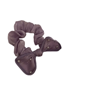 Chouchou élégant en satin violet avec grand nœud et perles blanches d'imitation