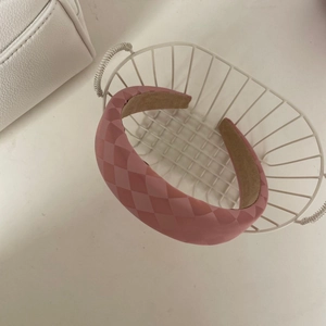 Détail du serre-tête rose à carreaux avec texture douce et doublure antidérapante en daim