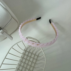 Détail du serre-tête rose à maillons de chaîne avec armature en métal doré poli
