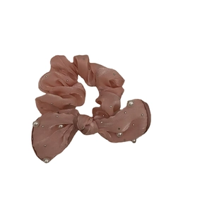 Scrunchie rosa stile francese con fiocco, perle e una raffinata consistenza in raso