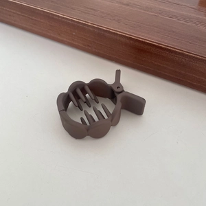 Molla per capelli curva in acrilico marrone scuro opaco per lo styling quotidiano da donna