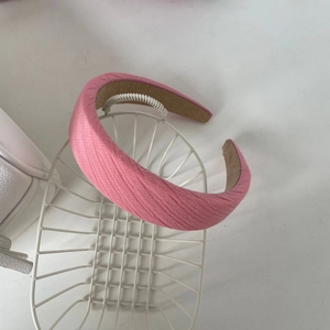 Détail d'un serre-tête en tissu rose poudré avec texture sergé et doublure antidérapante