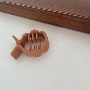 Pinza per capelli opaca marrone caldo con design a onda in stile coreano minimalista