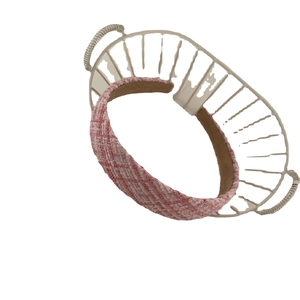 Serre-tête en tweed à carreaux rose poudré pour femme sur support métallique blanc