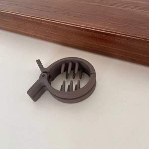 Dettaglio della molletta per capelli in acrilico caffè opaco con doppi denti interni