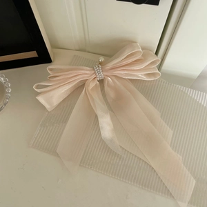 Barrette à cheveux avec nœud en organza rose, perles fantaisie et rubans élégants