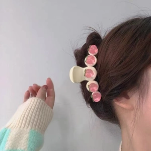 Pince à cheveux style japonais avec pêches en résine rose sur base crème élégante