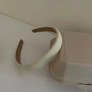 Diadema acolchada de esponja beige crema con tela de textura fina para el cabello