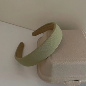 Detalle de diadema acolchada verde salvia con tela de sarga y una textura suave