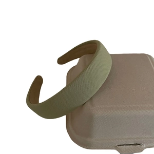 Diadema acolchada verde salvia con textura de punto a rayas para peinado de mujer