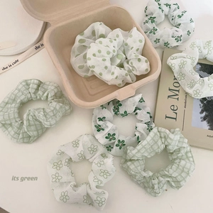 Collection de chouchous en tissu vert avec motifs floraux, à pois et à carreaux