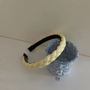 Braided light yellow twisted headband with non-slip teeth for women in Korean style