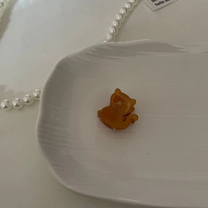 Primer plano detallado de la pinza para el pelo de gato en acetato color ámbar