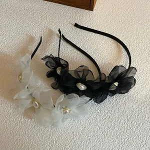Serre-tête style français avec fleurs en tulle et perles en noir et blanc crème